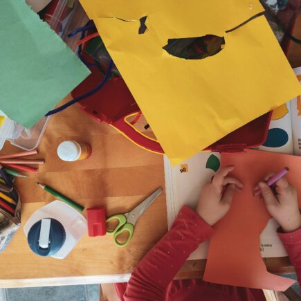 : A Resolução CNE/CEB nº 1/2024 estabelece um novo padrão nacional para a quantidade de alunos por professor na Educação Infantil. Saiba o que mudou e como isso impacta escolas públicas e privadas.