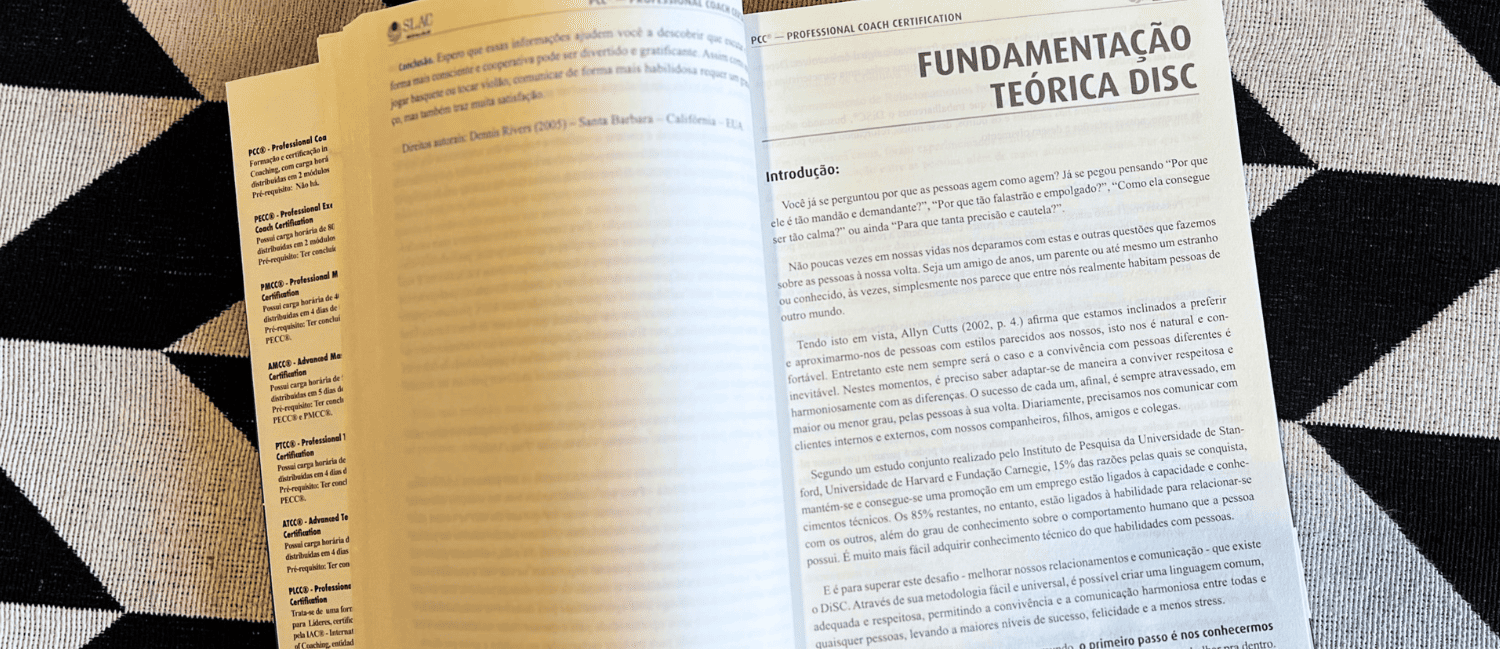 Livro aberto explicando o teste DiSC