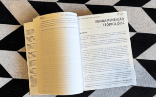 Livro aberto explicando o teste DiSC