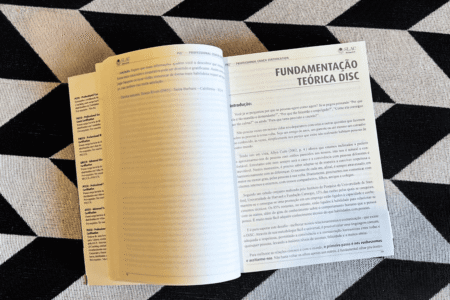 Livro aberto explicando o teste DiSC