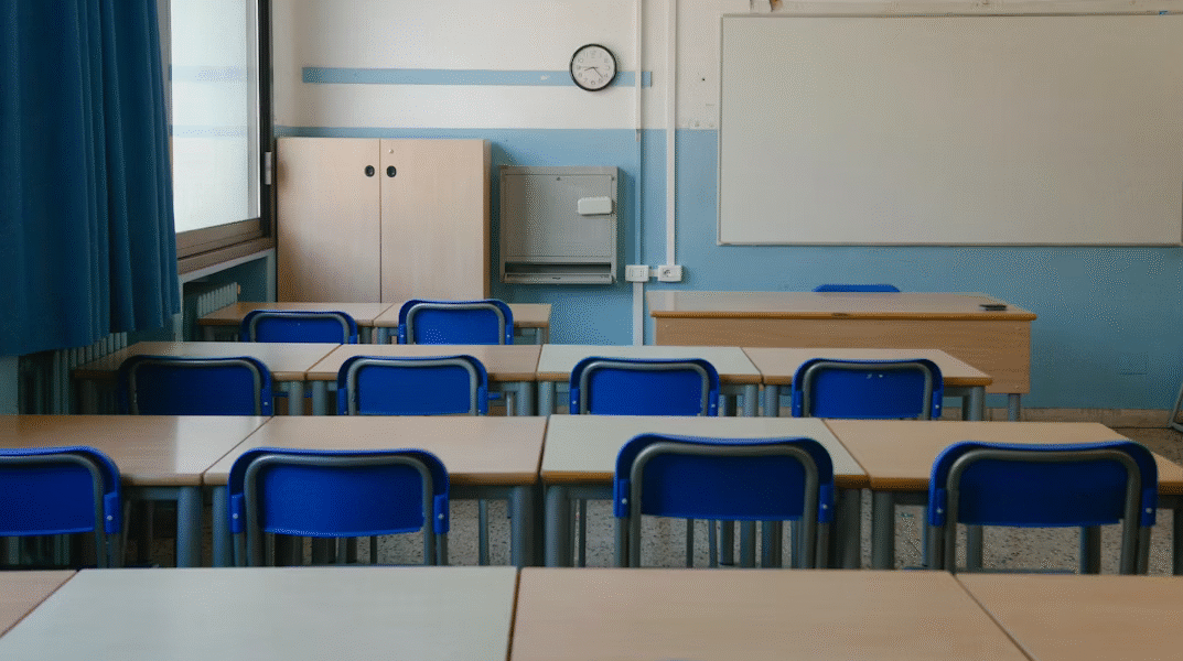 Sala de aula vazia em recesso escolar