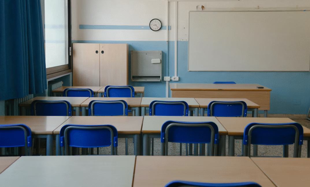 Sala de aula vazia em recesso escolar