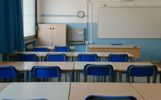 Sala de aula vazia em recesso escolar
