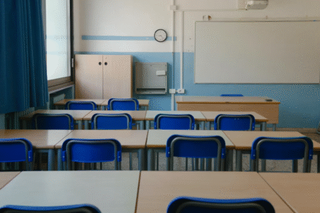 Sala de aula vazia em recesso escolar